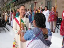 Claudia Sheinbaum, presidente do México, com mulheres indígenas na posse na terça-feira (1).