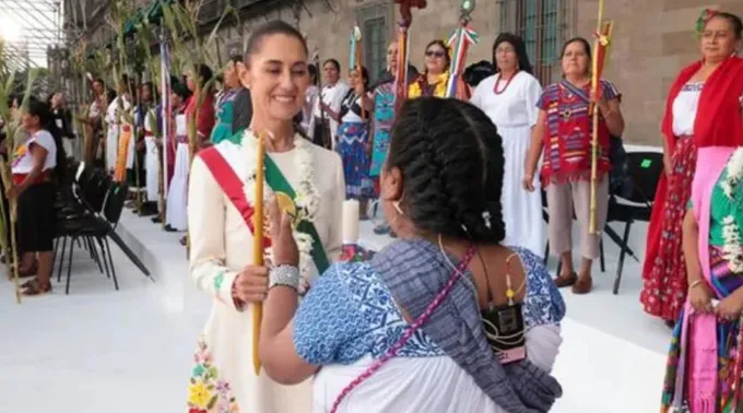 Claudia Sheinbaum com mulheres indígenas na posse ?? 