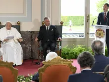 Papa Francisco e o rei Philippe ouvem um discurso do primeiro-ministro da Bélgica, Alexander De Croo, em viagem do papa à Bélgica no final de setembro de 2024.