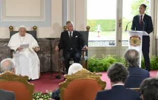 Papa Francisco e o rei Philippe ouvem um discurso do primeiro-ministro da Bélgica, Alexander De Croo, em viagem do papa à Bélgica no final de setembro de 2024.