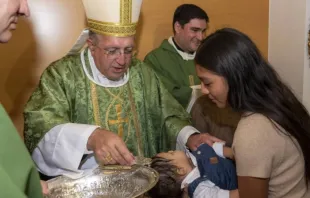 O bispo de Getafe, Espanha, dom Ginés García Beltrán, batizou no sábado (5), 17 crianças cujos pais rejeitaram o aborto e disseram sim à vida.