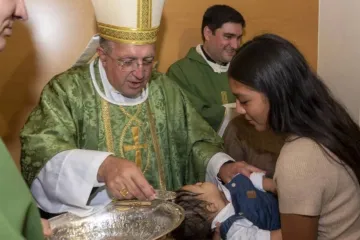 Dom Ginés García Beltrán batiza criança salva do aborto