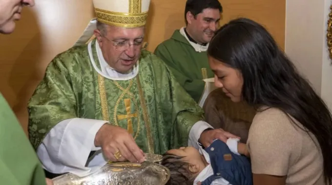 Dom Ginés García Beltrán batiza criança salva do aborto ?? 