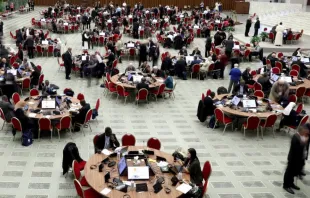 Delegados participam ontem (5) de sessão da 16ª assembleia geral do Sínodo dos Bispos na Aula Paulo VI, no Vaticano.