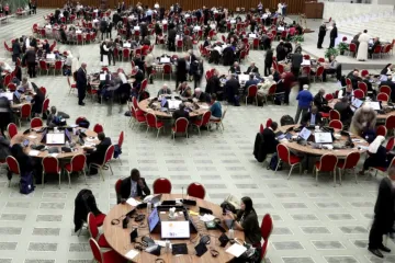 Delegados participam de sessão da 16ª assembleia geral do Sínodo dos Bispos na Aula Paulo VI