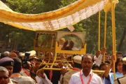 Procissão das relíquias de são Francisco Xavier em Velha Goa, do lado de fora da sé de Santa Catarina, no dia da festa do santo, em 3 de dezembro de 2014.