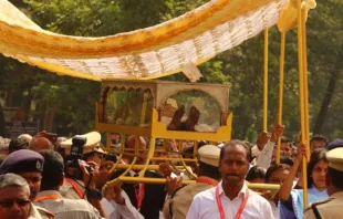 Procissão das relíquias de são Francisco Xavier em Velha Goa, do lado de fora da sé de Santa Catarina, no dia da festa do santo, em 3 de dezembro de 2014.