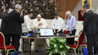 Papa Francisco reza com membros do Sínodo da Sinodalidade em reunião na Aula Paulo VI, no Vaticano, no sábado (12).