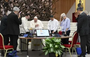 Papa Francisco reza com membros do Sínodo da Sinodalidade em reunião na Aula Paulo VI, no Vaticano, no sábado (12).