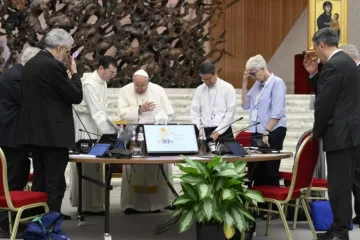 Papa Francisco reza com membros do Sínodo da Sinodalidade em reunião na Aula Paulo VI