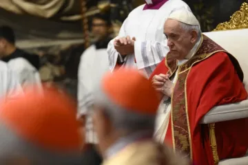 Papa Francisco reza em missa pelas almas de cardeais e bispos