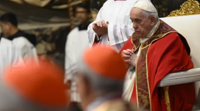 Papa Francisco reza em missa pelas almas de cardeais e bispos ?? 