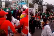 Grupos feministas atacam ativistas pró-vida que rezavam em frente a clínica de aborto em Bogotá, Colômbia.