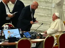 Papa Francisco fala com participante do Sínodo em reunião do Sínodo da Sinodalidade na Aula Paulo VI, no Vaticano, em 10 de outubro de 2024.