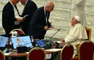 Papa Francisco fala com participante do Sínodo em reunião do Sínodo da Sinodalidade na Aula Paulo VI, no Vaticano, em 10 de outubro de 2024.