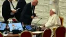 Papa Francisco fala com participante do Sínodo em reunião do Sínodo da Sinodalidade na Aula Paulo VI, no Vaticano, em 10 de outubro de 2024.