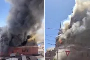 Igreja histórica de Santo Antônio de Pádua em Iquique, Chile, envolta em chamas.