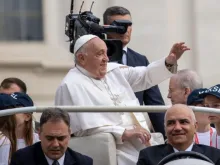 Papa Francisco saúda fiéis hoje (16) na praça de São Pedro, no Vaticano.