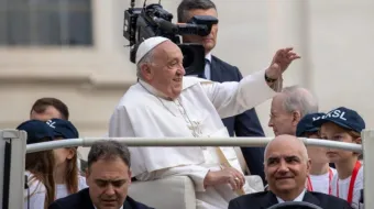 Papa Francisco saúda fiéis hoje (16) na praça de São Pedro, no Vaticano.