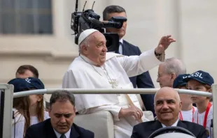 Papa Francisco saúda fiéis hoje (16) na praça de São Pedro, no Vaticano.