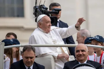 Papa Francisco saúda fiéis na praça de São Pedro