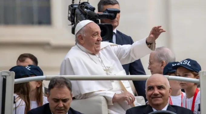 Papa Francisco saúda fiéis na praça de São Pedro ?? 