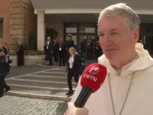 O arcebispo de Sydney, Austrália, dom Anthony Fisher, fala ontem (15) à EWTN News em Roma.