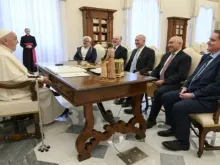 Papa Francisco com representantes de Israel e da Palestina hoje (17) no Vaticano.