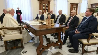 Papa Francisco com representantes de Israel e da Palestina hoje (17) no Vaticano.