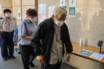 O cardeal Joseph Zen chega a um tribunal para julgamento em Hong Kong