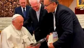 Papa Francisco ganha imagem de Nossa Senhora da Amazônia durante Sínodo