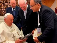 O arcebispo de Manaus, cardeal Leonardo Steiner e o sacerdote jesuíta de Manaus, Adelson Araújo entregaram a imagem de de Nossa Senhora da Amazônia ao papa Francisco