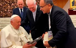 O arcebispo de Manaus, cardeal Leonardo Steiner e o sacerdote jesuíta de Manaus, Adelson Araújo entregaram a imagem de de Nossa Senhora da Amazônia ao papa Francisco