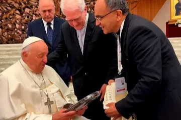 imagem de de Nossa Senhora da Amazônia ao papa Francisco