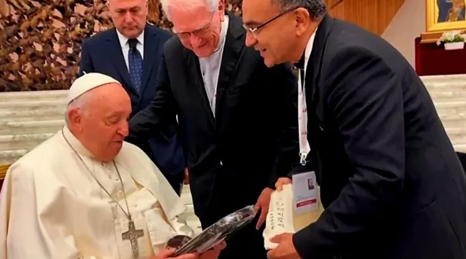 imagem de de Nossa Senhora da Amazônia ao papa Francisco