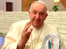 Papa Francisco com a imagem de Nossa Senhora da Amazônia abençoando a comunidade de Manaus e as demais comunidades da Igreja da Amazônia.