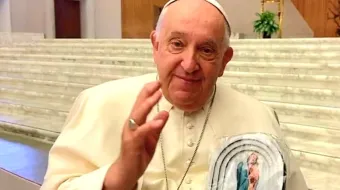 Papa Francisco com a imagem de Nossa Senhora da Amazônia abençoando a comunidade de Manaus e as demais comunidades da Igreja da Amazônia.