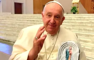 Papa Francisco com a imagem de Nossa Senhora da Amazônia abençoando a comunidade de Manaus e as demais comunidades da Igreja da Amazônia.