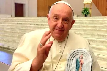 Papa Francisco com a imagem de Nossa Senhora da Amazônia