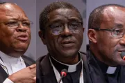 O cardeal congolês Fridolin Ambongo Besungu; dom Andrew Nkea Fuanya, dos Camarões e o cardeal Edouard Sinayobye, de Ruanda, conversam com jornalistas em entrevistas coletivas do Sínodo da Sinodalidade em outubro de 2024.