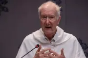 O padre dominicano Timothy Radcliffe, futuro cardeal, fala em reunião sinodal na segunda-feira (21) no Vaticano.