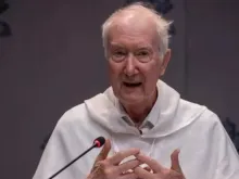 O padre dominicano Timothy Radcliffe, futuro cardeal, fala em reunião sinodal na segunda-feira (21) no Vaticano.