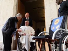 O padre Enrique “Kike” Figaredo deu ontem (23) ao papa Francisco uma cadeira de rodas feita por sobreviventes de minas terrestres no Camboja.