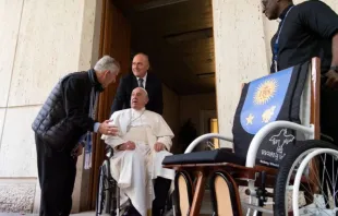 O padre Enrique “Kike” Figaredo deu ontem (23) ao papa Francisco uma cadeira de rodas feita por sobreviventes de minas terrestres no Camboja.