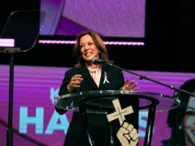 Kamala Harris  discursa  na Igreja Batista Missionária New Birth em Stonecrest, Geórgia, EUA, em 20 de outubro de 2024.