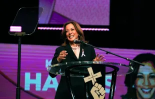 Kamala Harris  discursa  na Igreja Batista Missionária New Birth em Stonecrest, Geórgia, EUA, em 20 de outubro de 2024.