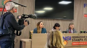 Laura Sgro e Gloria Branciani, vítimas de Marko Rupnik, falam em entrevista coletiva em 21 de fevereiro em Roma, Itália.