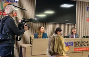 Laura Sgro e Gloria Branciani, vítimas de Marko Rupnik, falam em entrevista coletiva em 21 de fevereiro em Roma, Itália.