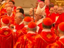 Papa Francisco em meio a cardeais na basílica de São Pedro, no Vaticano.