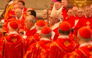 Papa Francisco em meio a cardeais na basílica de São Pedro, no Vaticano.